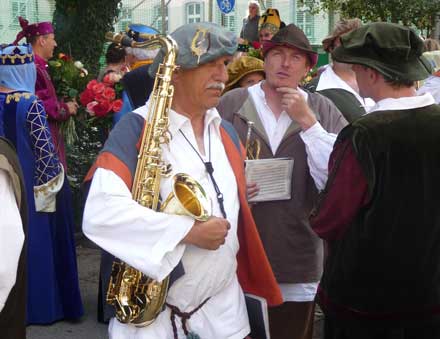 AGV Umzug in historischen Gewändern