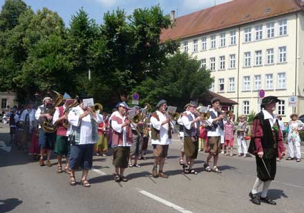 AGV Umzug in historischen Gewändern