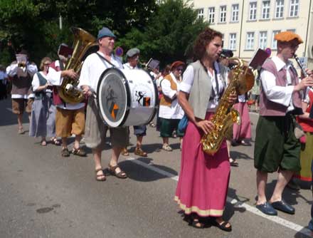 AGV Umzug in historischen Gewändern