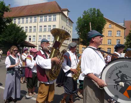 AGV Umzug in historischen Gewändern