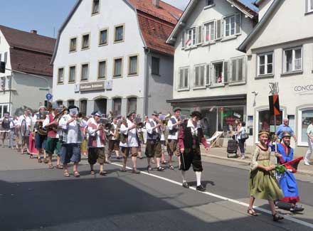 AGV Umzug in historischen Gewändern