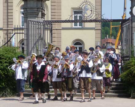 AGV Umzug in historischen Gewändern