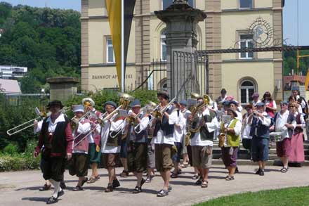 AGV Umzug in historischen Gewändern